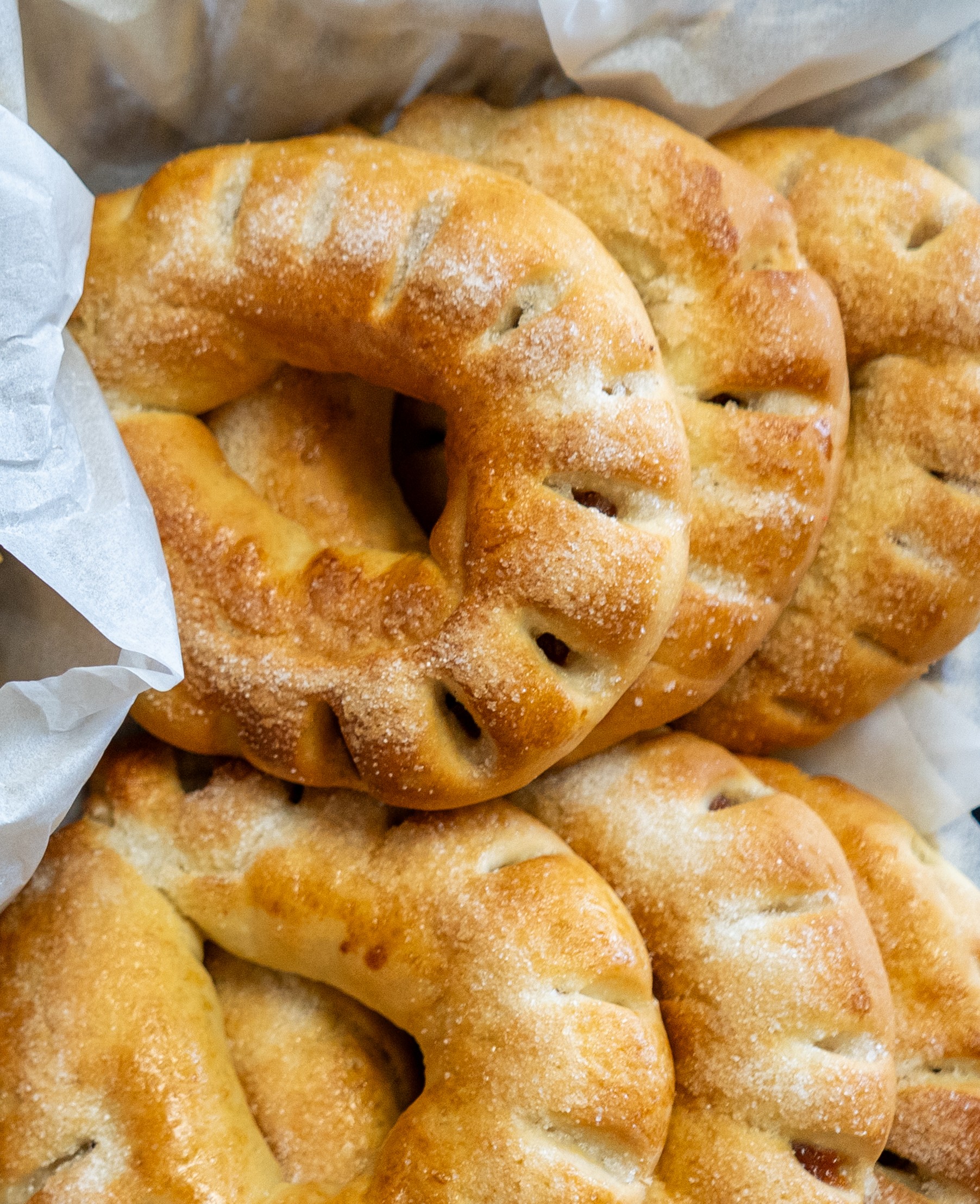 Roscon – Sweet ring-shaped bread filled with guava paste